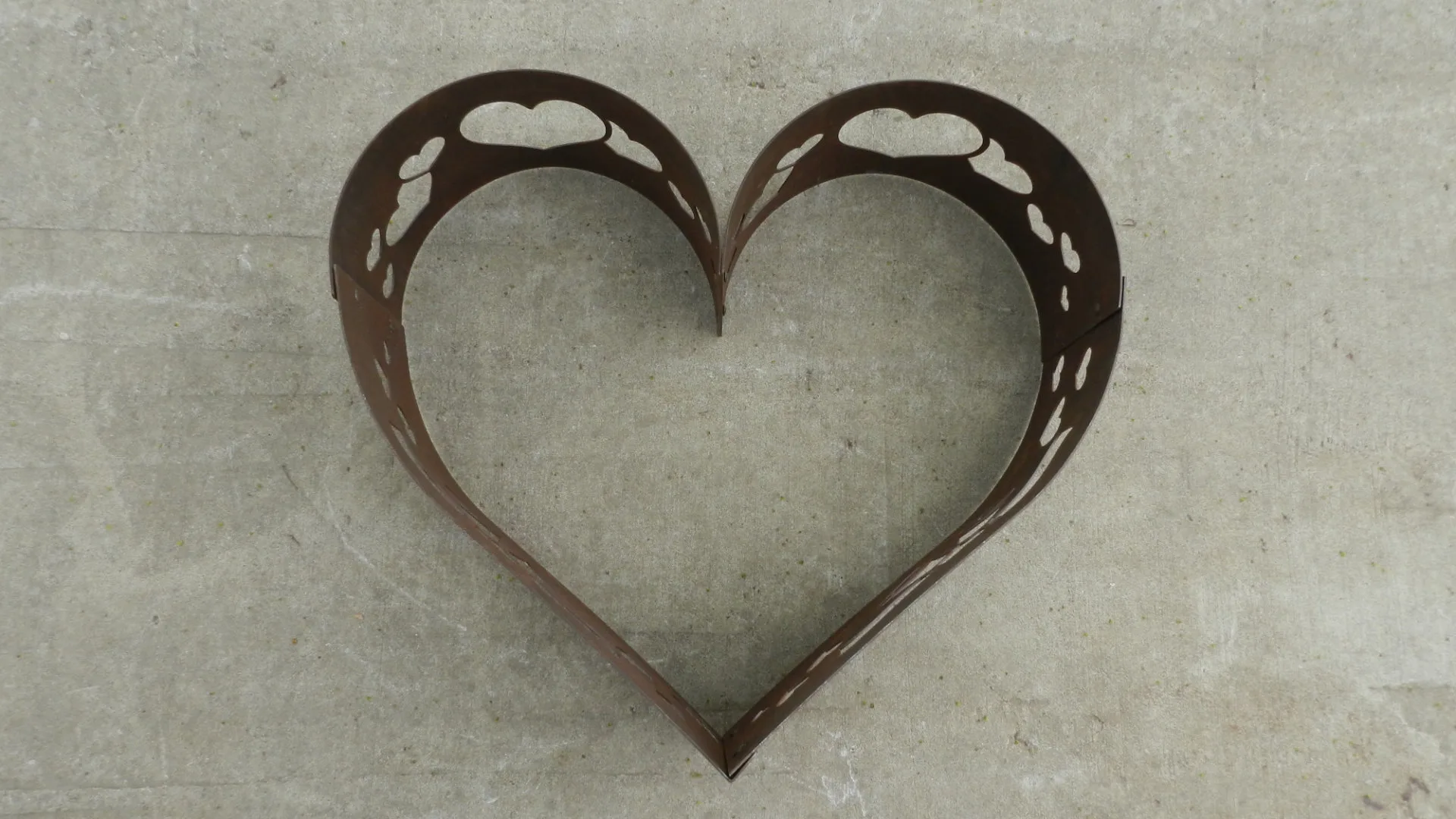 Personalized Heart Shape Fire Pit - Image 6